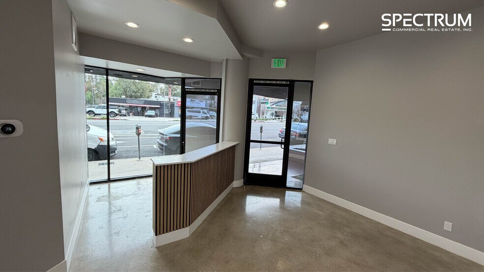 More Photos Of 22837 Ventura Blvd, Woodland Hills Office For Lease