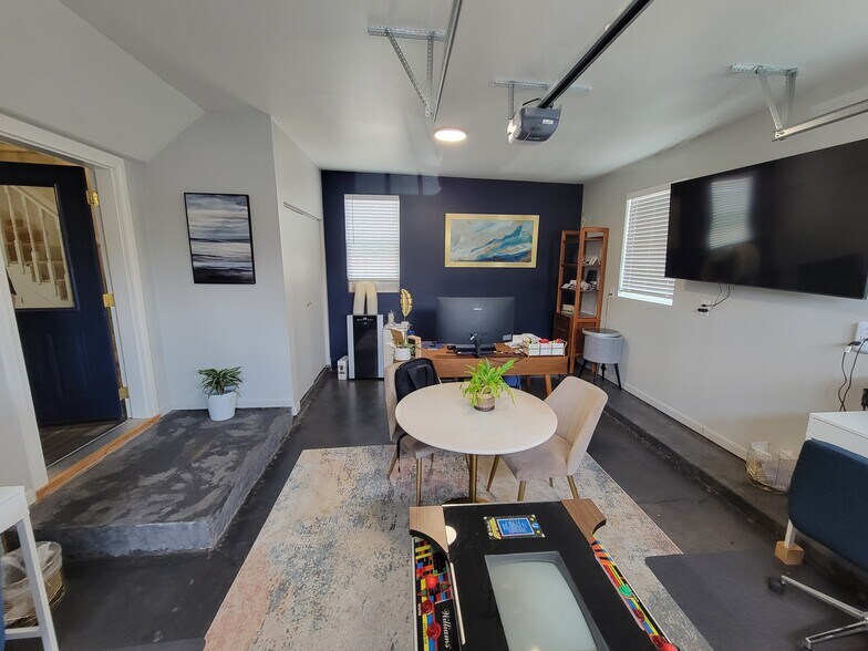 More Photos Of 336 NW 7th St, Redmond Office For Sale