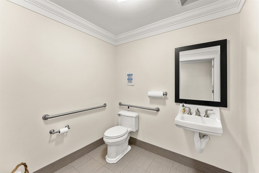 More Photos Of 525 N Harbor City Blvd, Melbourne Office For Sale