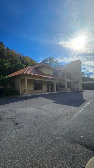 More Photos Of 613 Blakeslee Blvd, Lehighton Storefront Retail Office For Lease