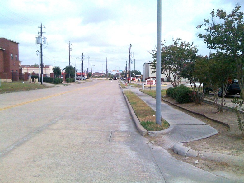 More Photos Of 1561 Live Oak St, Webster Warehouse For Lease