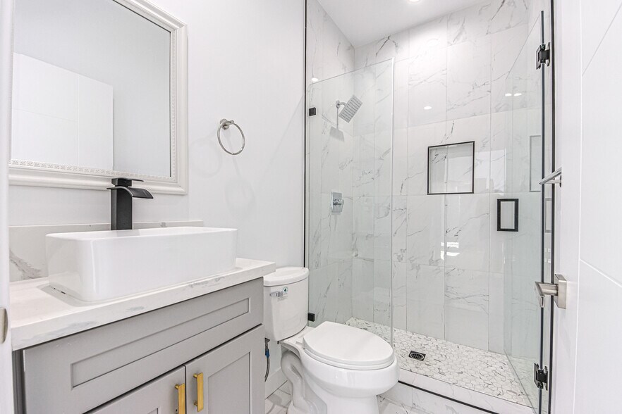 More Photos Of 1923 Carmona Ave, Los Angeles Multifamily For Sale