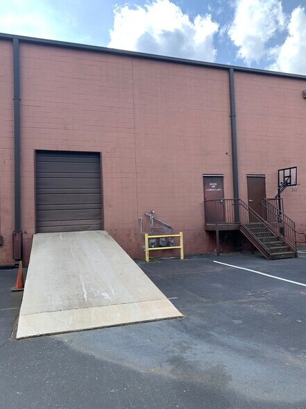 More Photos Of 5975 Shiloh Rd, Alpharetta Showroom For Sale