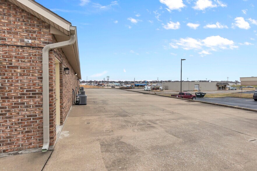 More Photos Of 2437 Myra Dr, Cape Girardeau Office For Sale