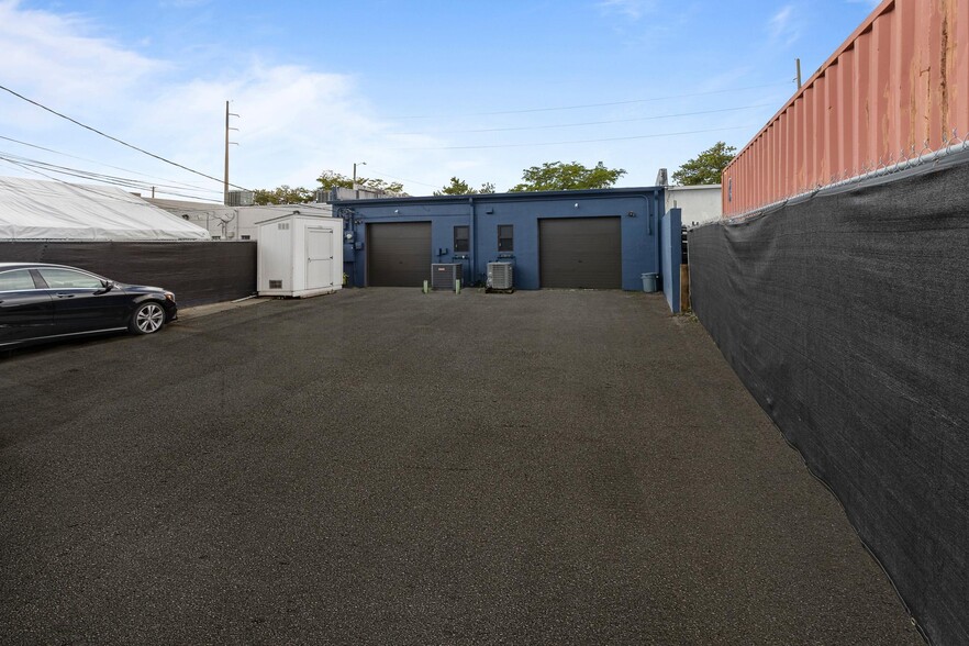 More Photos Of 721-723 S 21st Ave, Hollywood Distribution For Lease