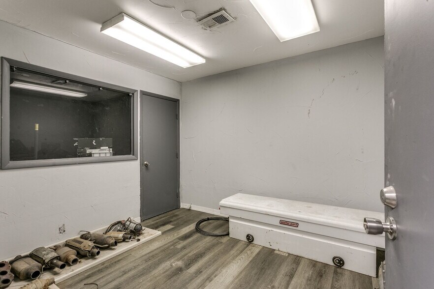 More Photos Of 400 N Macarthur Blvd, Oklahoma City Warehouse For Sale