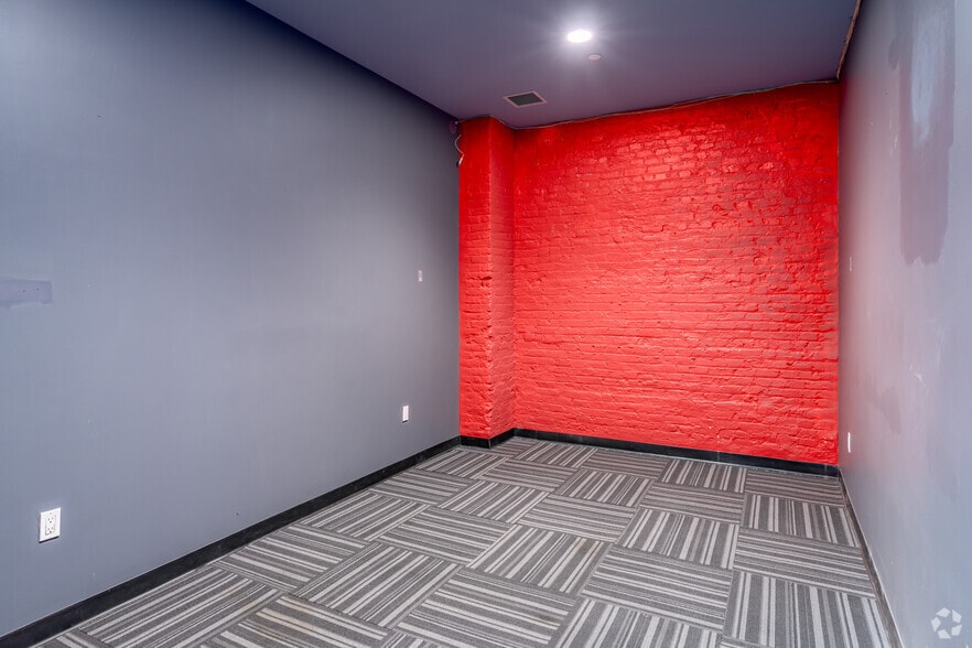 More Photos Of 327 Douglass St, Brooklyn Storefront For Lease