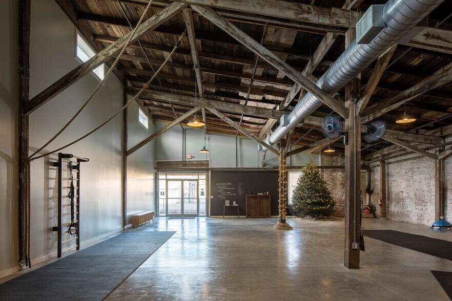 More Photos Of 160 Tracy St, Athens Flex For Lease