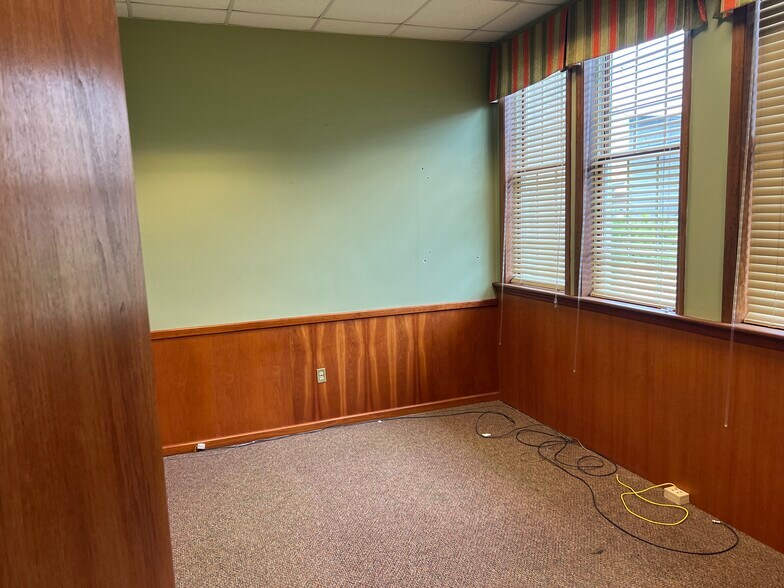 More Photos Of 272 Main Street, Nicholson Office For Sale