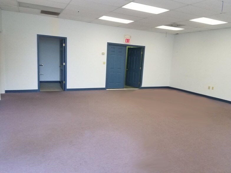 More Photos Of 680 Crown Industrial Ct, Chesterfield Flex For Lease