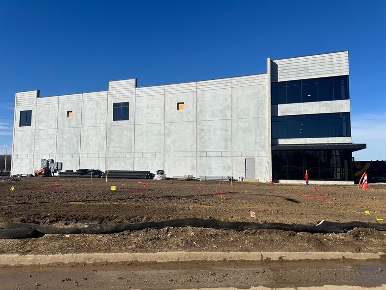 More Photos Of 6001 Thornton Ave, Des Moines Industrial For Lease