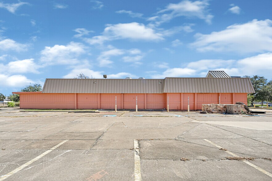 More Photos Of 4717 I-10 Fwy, Baytown General Retail For Sale