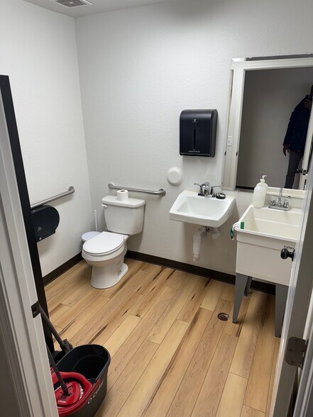 More Photos Of 1380 Triad Center Dr, Saint Peters Office For Lease