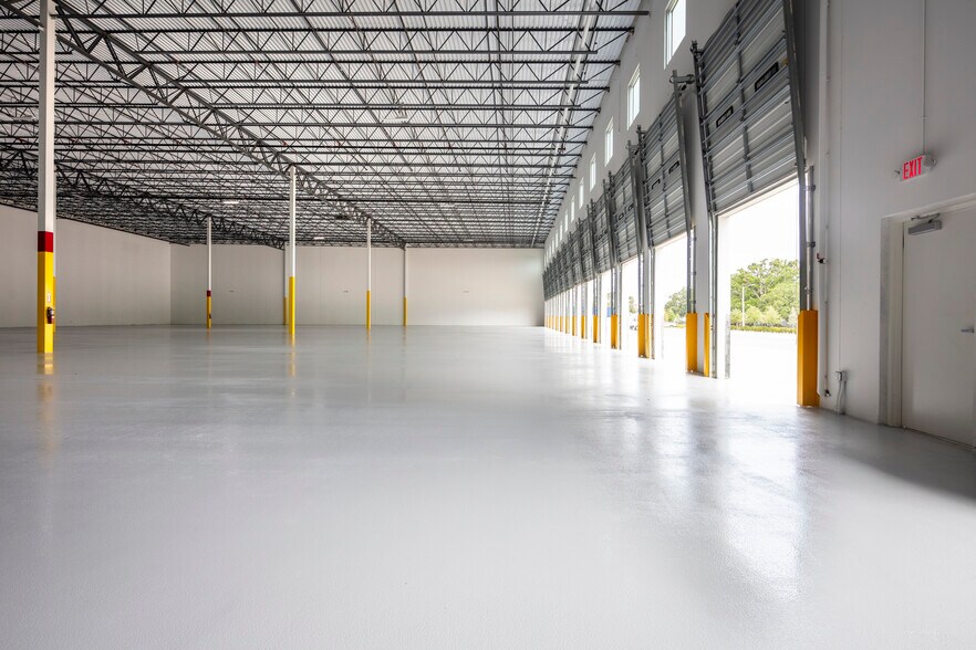 More Photos Of 5402-5424 Hangar Ct, Tampa Distribution For Lease