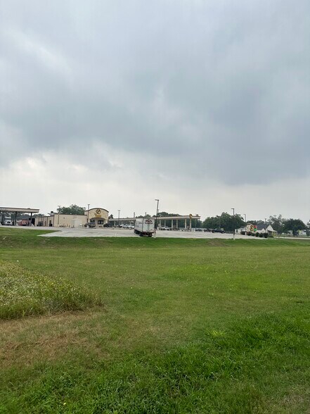 More Photos Of 25 Duval Street, Goliad Land For Lease