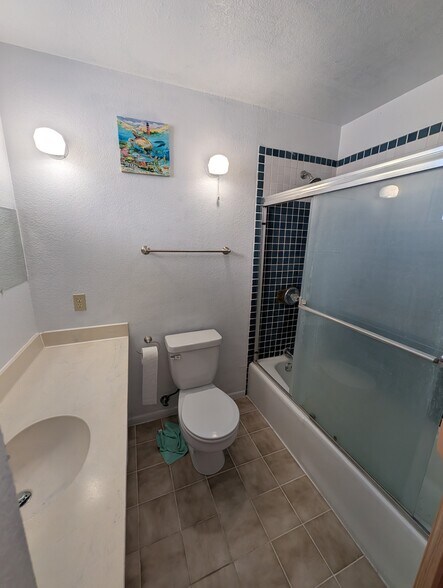 More Photos Of 1638 10th Ave, Honolulu Storefront Retail Office For Sale