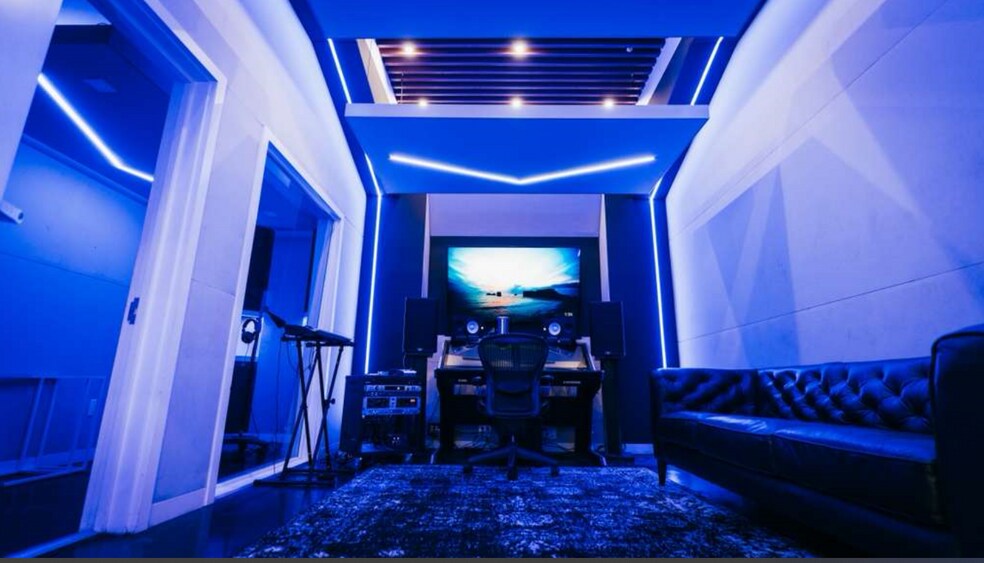 More Photos Of 5325 Topanga Canyon Blvd, Woodland Hills Office Residential For Lease