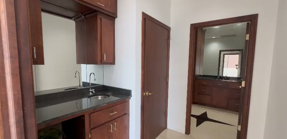 More Photos Of 11011 Jones Rd, Houston Office For Sale