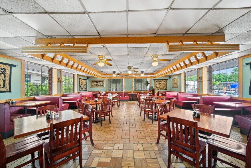 More Photos Of 514 N College Ave, Fayetteville Restaurant For Sale