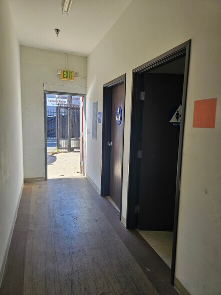 More Photos Of 1116 E 12th St, Los Angeles Warehouse For Sale