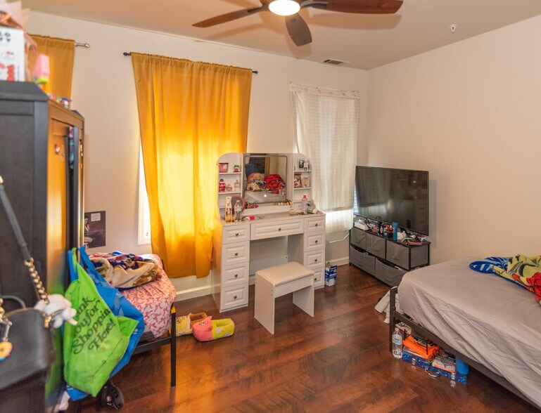 More Photos Of 316 S Broadway, Baltimore Storefront Retail Residential For Sale