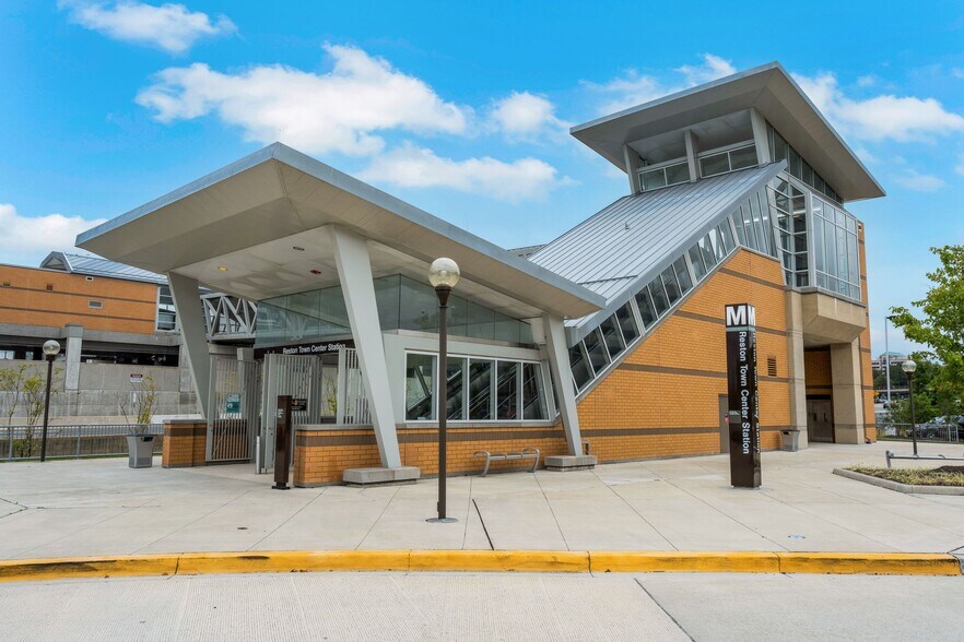 More Photos Of 11990 Heafield Way, Reston Apartments For Lease