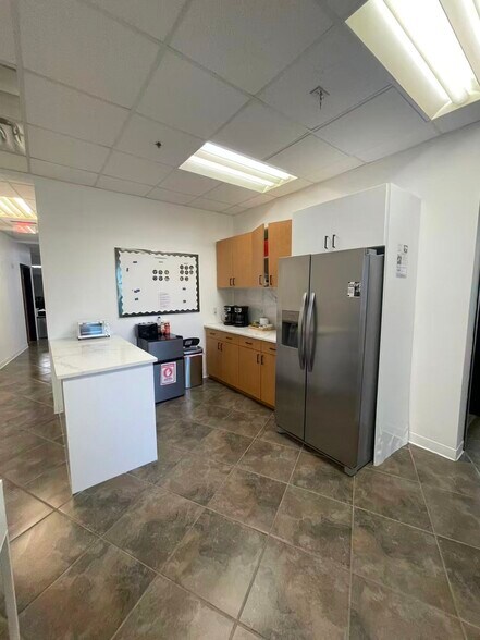 More Photos Of 7075 Kingspointe Pky, Orlando Showroom For Sale