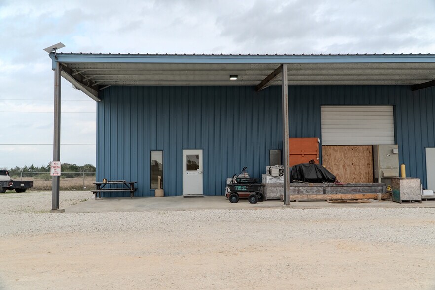More Photos Of 945 Huser Blvd, Schulenburg Industrial For Lease