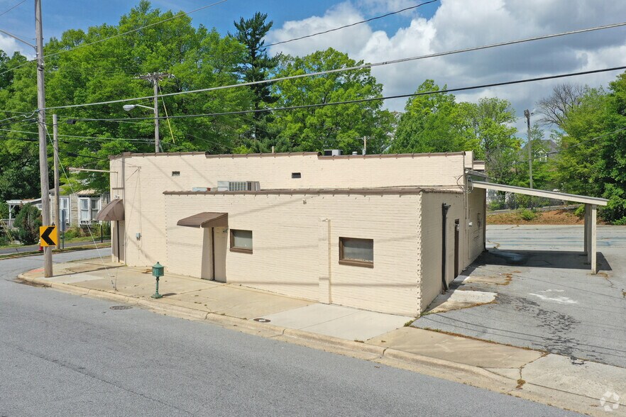 More Photos Of 131 Oak St, High Point Freestanding For Lease