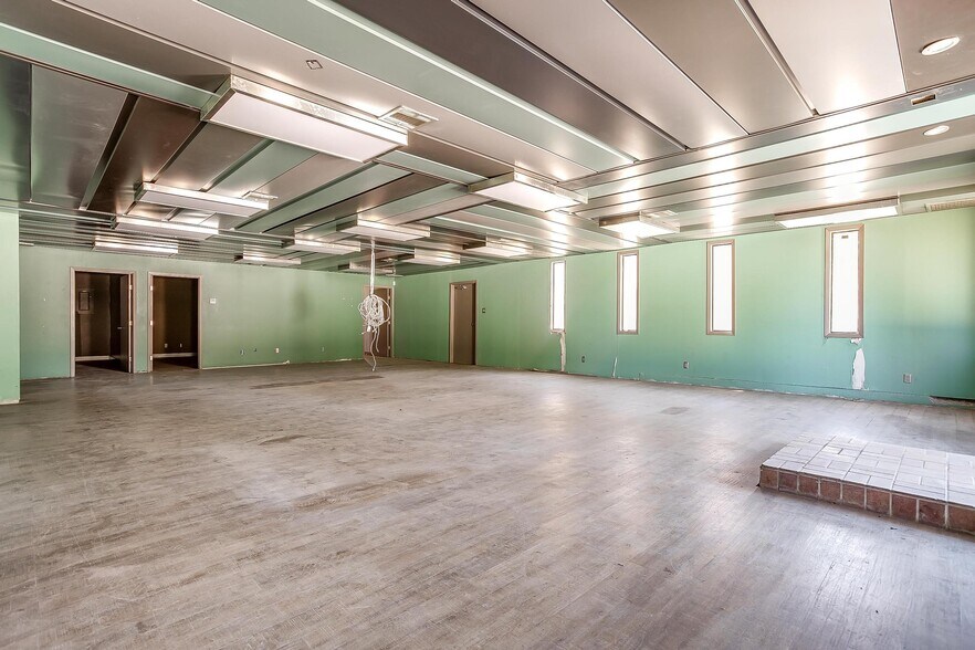 More Photos Of 117 Roberts Cut Off Rd, Fort Worth Warehouse For Sale