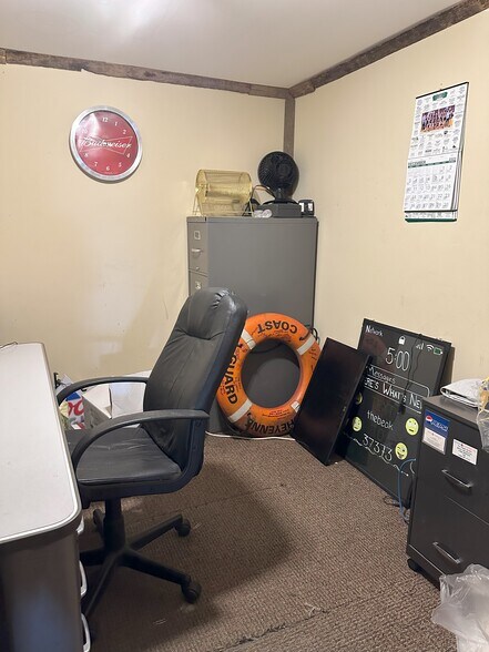 More Photos Of 418 1st St, Glasgow Bar For Sale