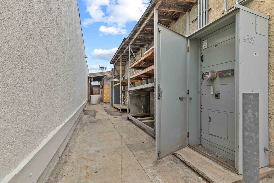 More Photos Of 6835 Tujunga Ave, North Hollywood Warehouse For Lease