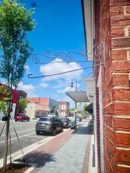 More Photos Of 103 N College Ave, Newton General Retail For Lease