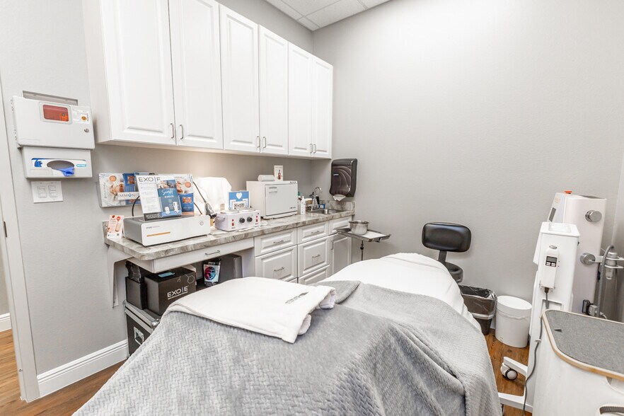 More Photos Of 809 County Road 466, Lady Lake Office For Sale