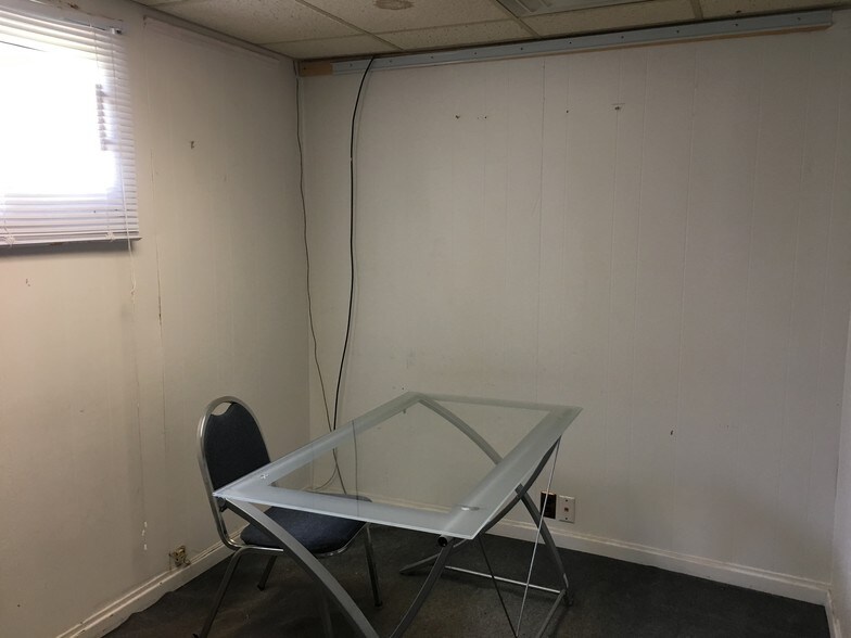 More Photos Of 649 Childs St, Wheaton Warehouse For Lease