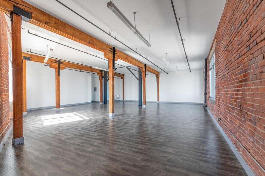 More Photos Of 2079 E 15th St, Los Angeles Flex For Lease