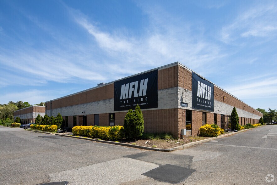 Primary Photo Of 1-100 Roebling Ct, Ronkonkoma Warehouse For Lease