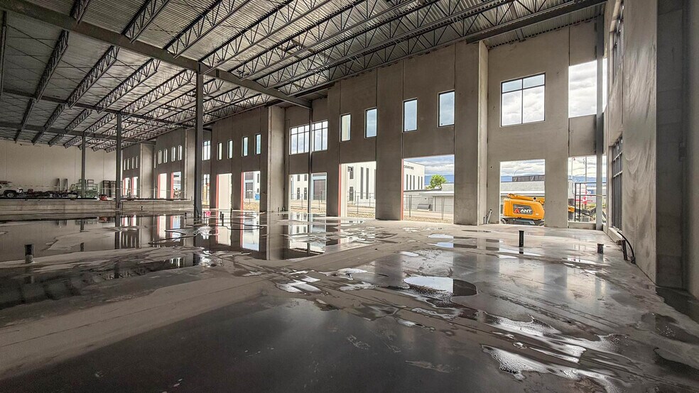 More Photos Of 4605 34 St, Vernon Distribution For Lease