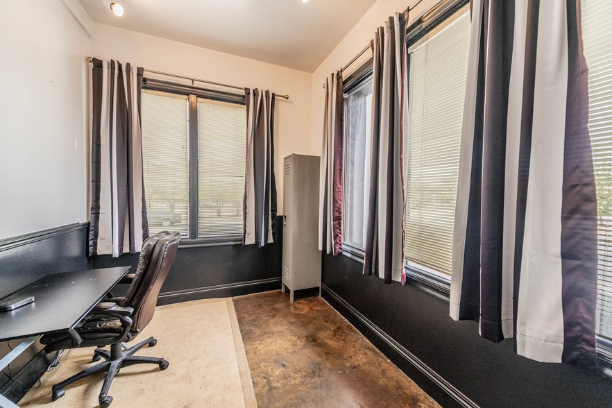 More Photos Of 250 W Olmos Dr, San Antonio Storefront Retail Office For Lease