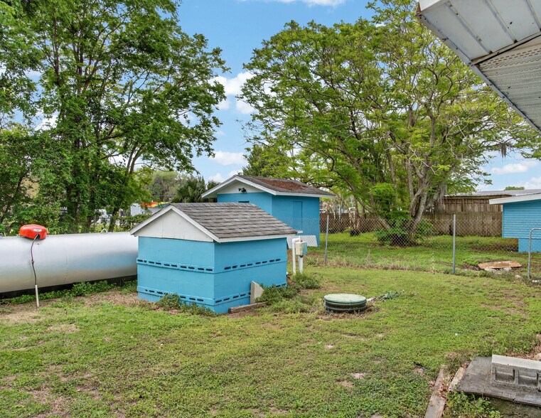 More Photos Of 1481 CR 437, Lake Panasoffkee General Retail For Sale