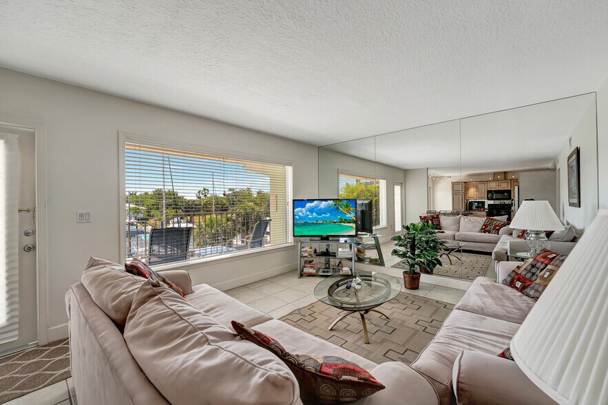 More Photos Of 23 Royal Palm Pointe, Vero Beach Restaurant For Sale