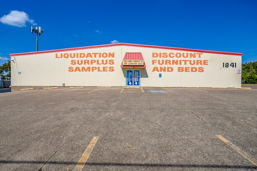 More Photos Of 1841 W Division St, Arlington Warehouse For Sale