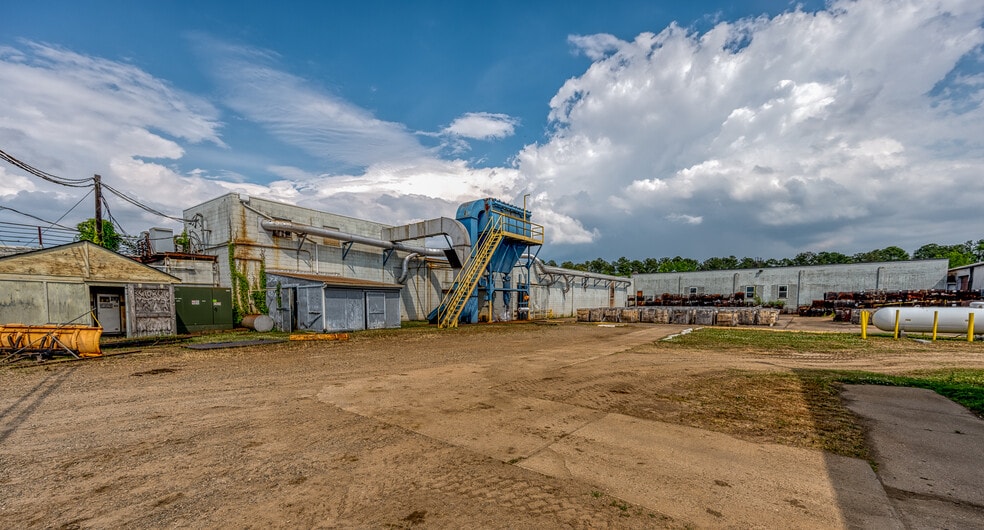 More Photos Of 1076 Airport Rd, Tappahannock Warehouse For Lease