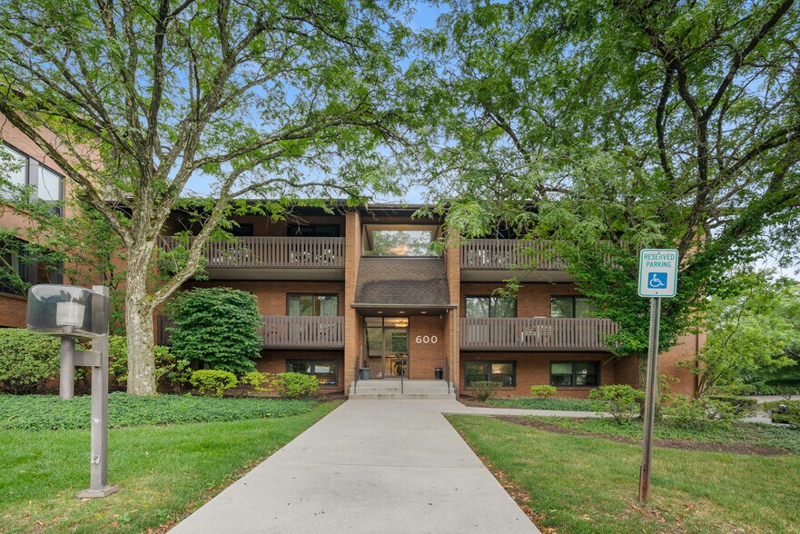 More Photos Of 600 McKnight Park Dr, Pittsburgh Office For Lease