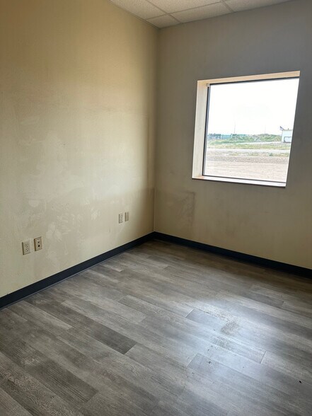 More Photos Of 5066 Owan Industrial Park Dr, Williston Warehouse For Lease