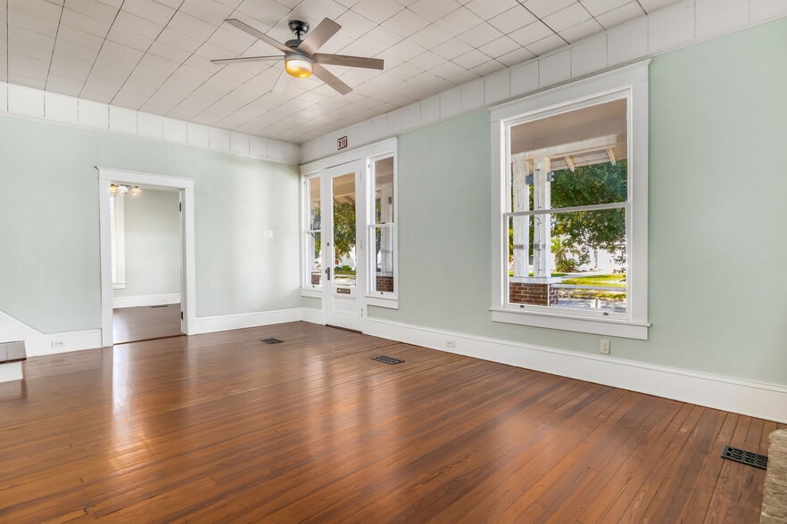 More Photos Of 6849 Oak St, Milton General Retail For Lease