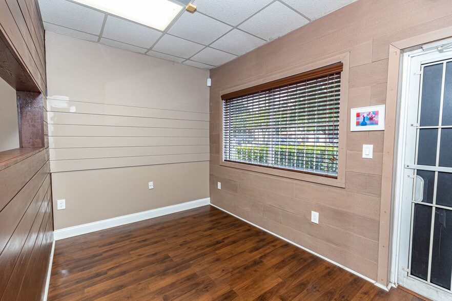 More Photos Of 2441 NW 93rd Ave, Miami Showroom For Sale