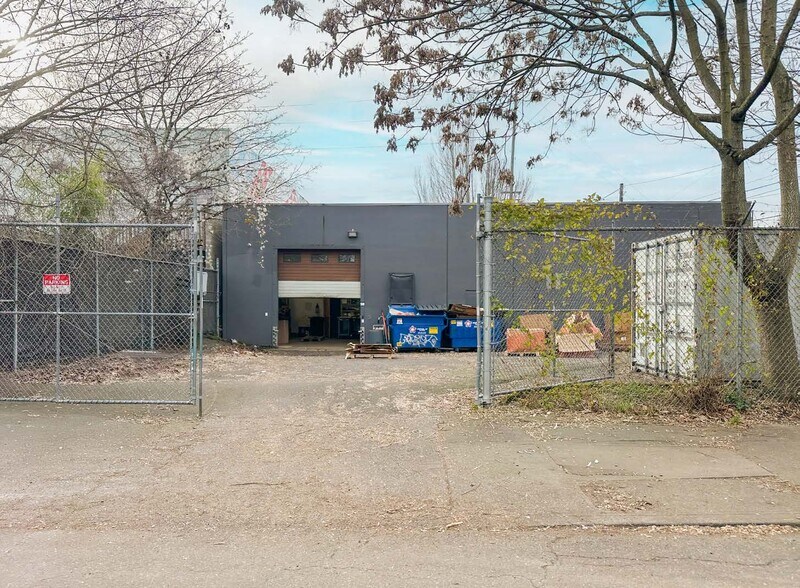 More Photos Of 5 NE Hancock St, Portland Showroom For Sale