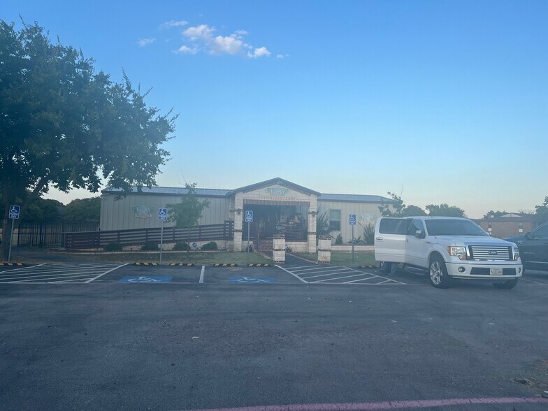 More Photos Of 7387 S Hulen St, Fort Worth Office For Sale