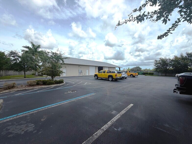 More Photos Of 3519 Plover Ave, Naples Warehouse For Lease